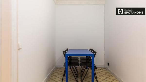 Room for rent in apartment in L'Esquerra de l'Eixample