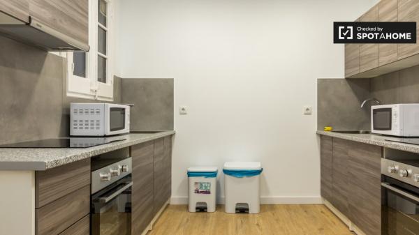 Room for rent in apartment in L'Esquerra de l'Eixample