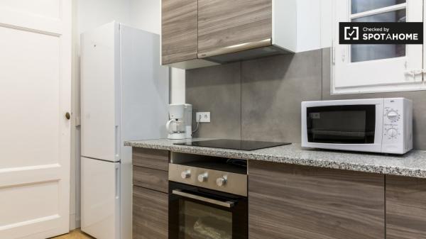 Room for rent in apartment in L'Esquerra de l'Eixample