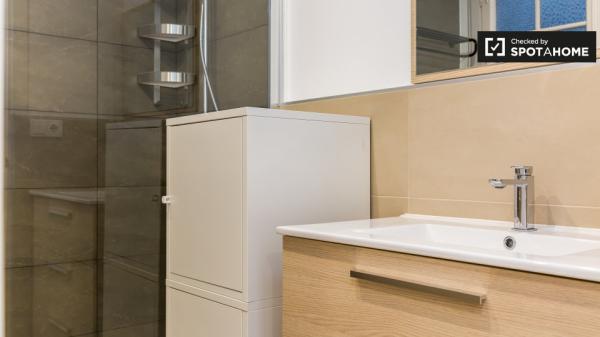 Room for rent in apartment in L'Esquerra de l'Eixample