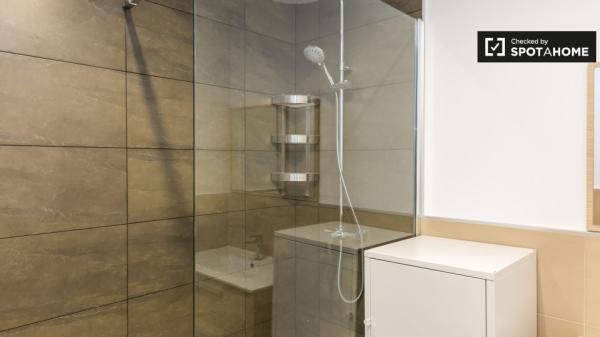 Room for rent in apartment in L'Esquerra de l'Eixample