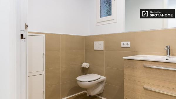 Room for rent in apartment in L'Esquerra de l'Eixample