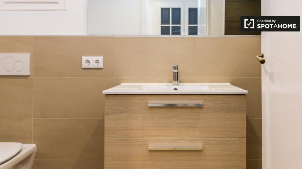 Room for rent in apartment in L'Esquerra de l'Eixample