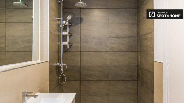 Room for rent in apartment in L'Esquerra de l'Eixample