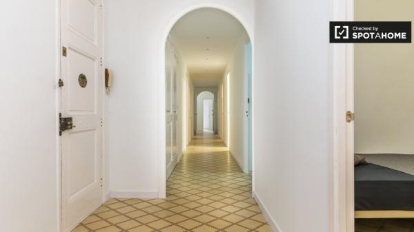 Room for rent in apartment in L'Esquerra de l'Eixample