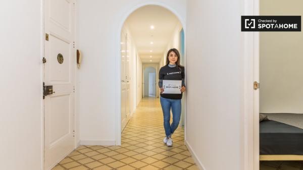 Room for rent in apartment in L'Esquerra de l'Eixample