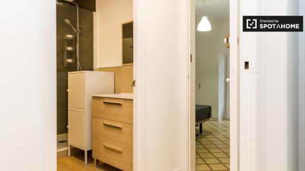 Room for rent in apartment in L'Esquerra de l'Eixample