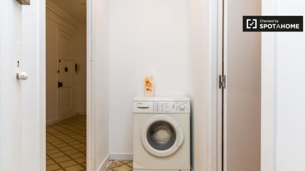 Room for rent in apartment in L'Esquerra de l'Eixample