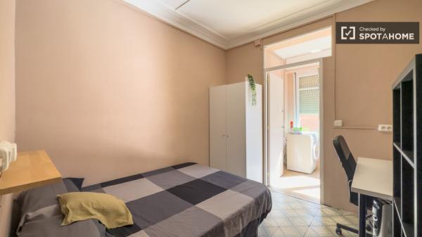 Room for rent in 2-bedroom apartment in Barcelona