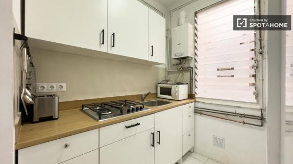 Room for rent in 2-bedroom apartment in Barcelona