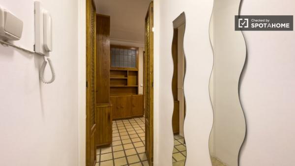 Room for rent in 2-bedroom apartment in Barcelona