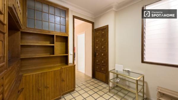 Room for rent in 2-bedroom apartment in Barcelona