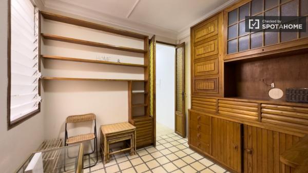 Room for rent in 2-bedroom apartment in Barcelona