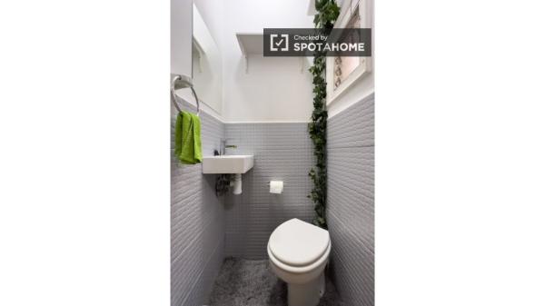 Room for rent in 2-bedroom apartment in Barcelona