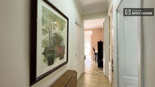 Room for rent in 2-bedroom apartment in Barcelona