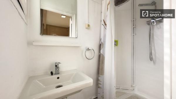 Room for rent in 2-bedroom apartment in Barcelona