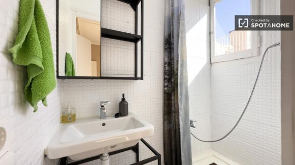 Room for rent in 2-bedroom apartment in Barcelona