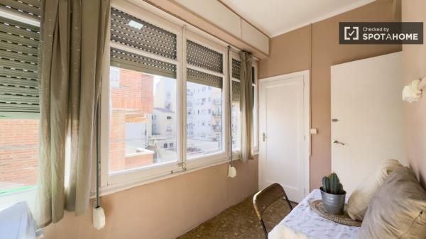 Room for rent in 2-bedroom apartment in Barcelona