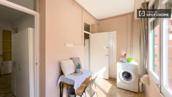 Room for rent in 2-bedroom apartment in Barcelona