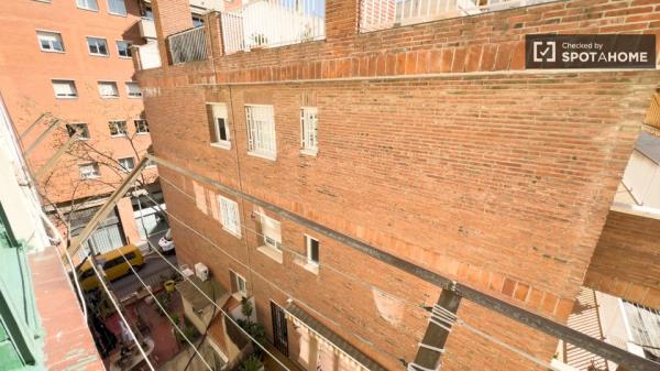 Room for rent in 2-bedroom apartment in Barcelona