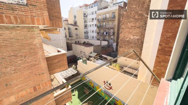 Room for rent in 2-bedroom apartment in Barcelona