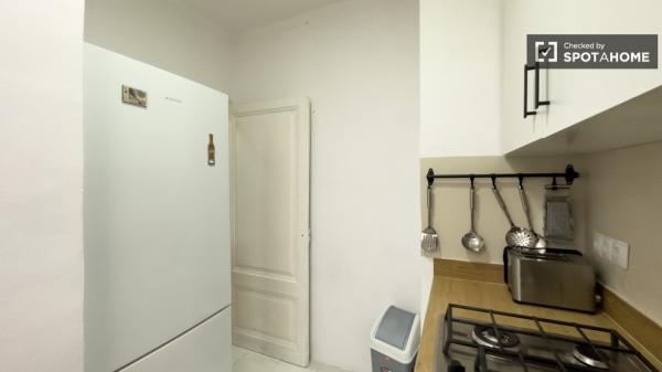 Room for rent in 2-bedroom apartment in Barcelona