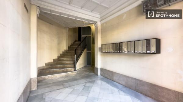 Room for rent in 2-bedroom apartment in Barcelona