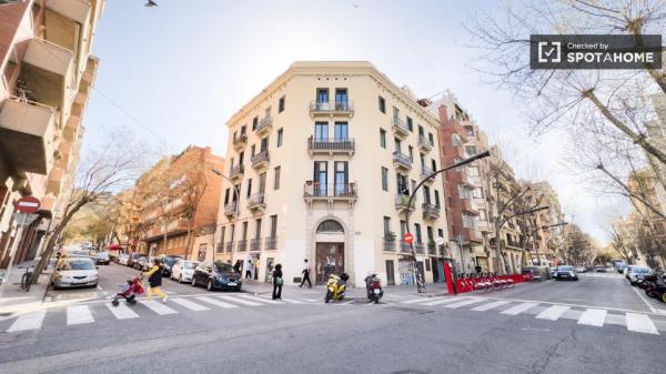 Room for rent in 2-bedroom apartment in Barcelona