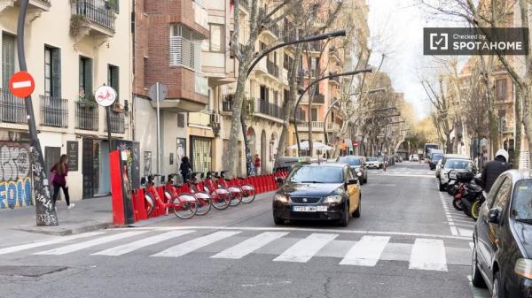 Room for rent in 2-bedroom apartment in Barcelona