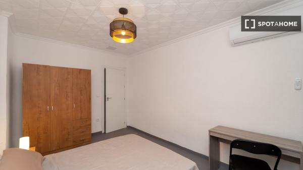 Room in a shared flat for rent in Alicante