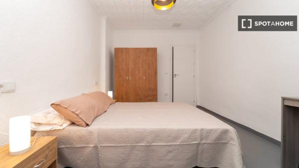 Room in a shared flat for rent in Alicante