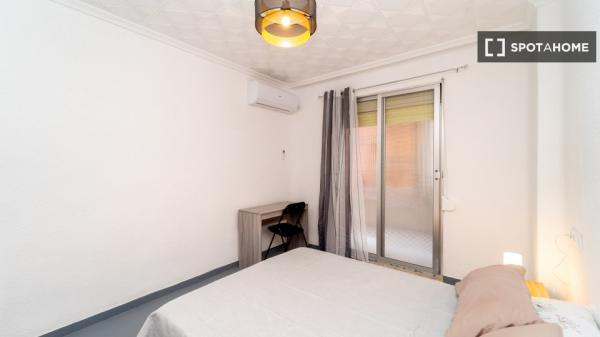 Room in a shared flat for rent in Alicante