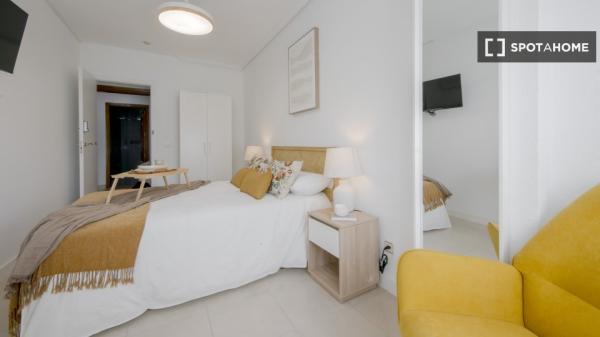 Se alquila habitación en piso compartido de 7 habitaciones en Pacífico