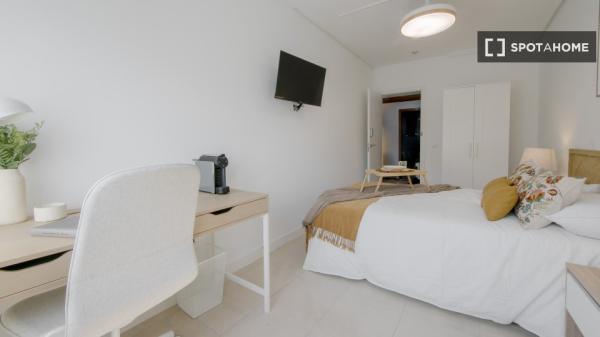 Se alquila habitación en piso compartido de 7 habitaciones en Pacífico