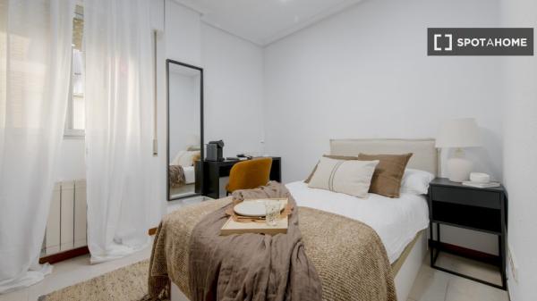 Se alquila habitación en piso compartido de 7 habitaciones en Pacífico