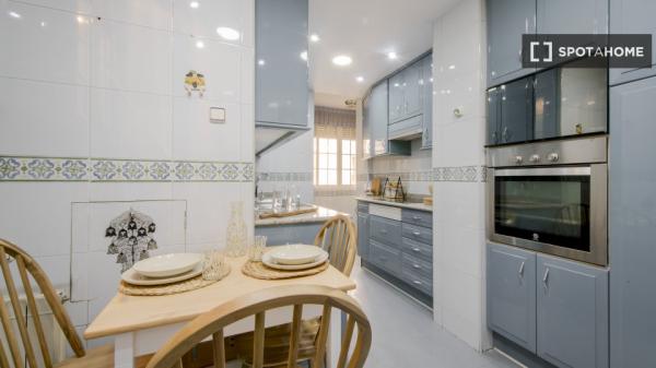 Se alquila habitación en piso compartido de 7 habitaciones en Pacífico