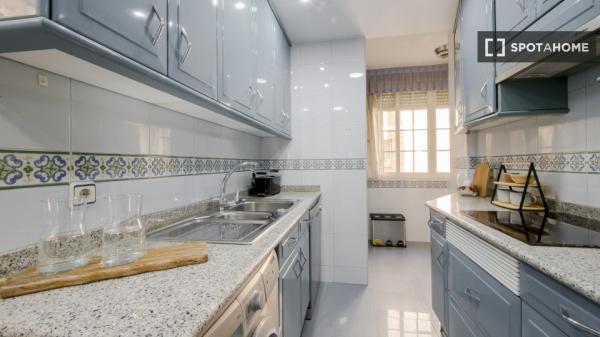 Se alquila habitación en piso compartido de 7 habitaciones en Pacífico