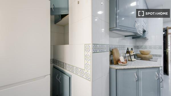 Se alquila habitación en piso compartido de 7 habitaciones en Pacífico