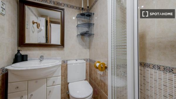 Se alquila habitación en piso compartido de 7 habitaciones en Pacífico