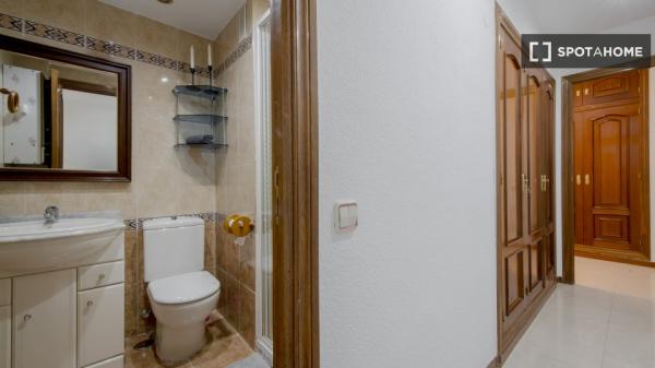 Se alquila habitación en piso compartido de 7 habitaciones en Pacífico