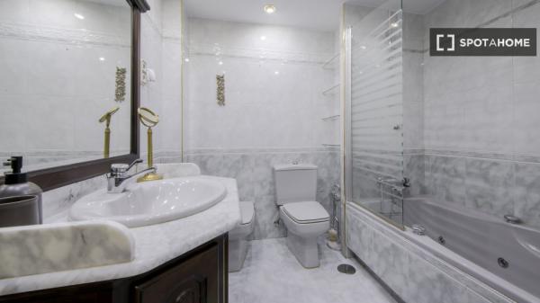 Se alquila habitación en piso compartido de 7 habitaciones en Pacífico