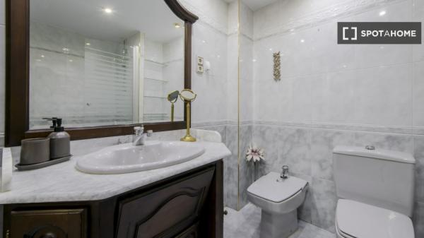 Se alquila habitación en piso compartido de 7 habitaciones en Pacífico