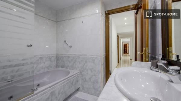 Se alquila habitación en piso compartido de 7 habitaciones en Pacífico