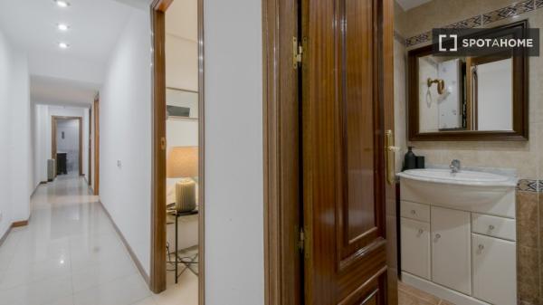 Se alquila habitación en piso compartido de 7 habitaciones en Pacífico