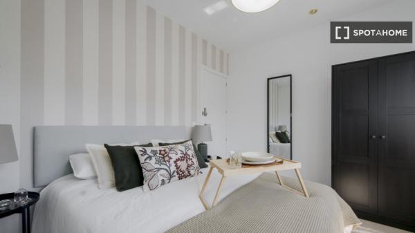 Se alquila habitación en piso compartido de 7 habitaciones en Pacífico