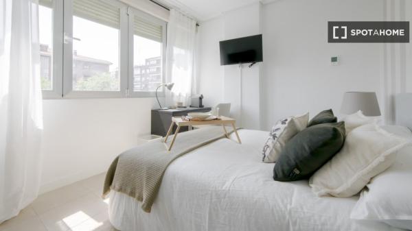 Se alquila habitación en piso compartido de 7 habitaciones en Pacífico