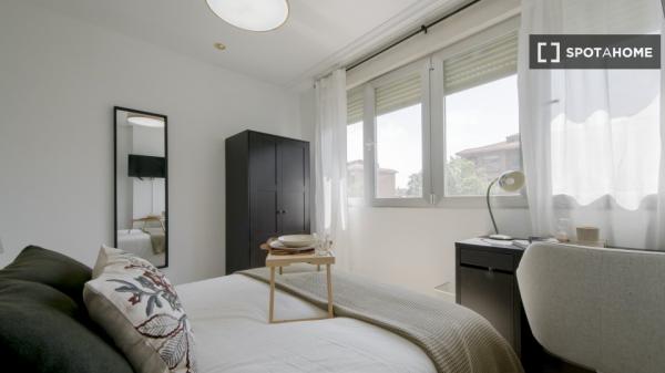 Se alquila habitación en piso compartido de 7 habitaciones en Pacífico