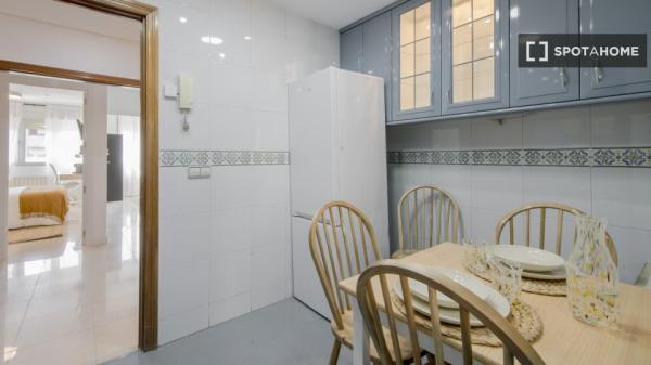 Se alquila habitación en piso compartido de 7 habitaciones en Pacífico