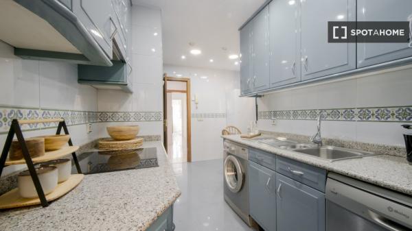 Se alquila habitación en piso compartido de 7 habitaciones en Pacífico