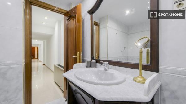 Se alquila habitación en piso compartido de 7 habitaciones en Pacífico